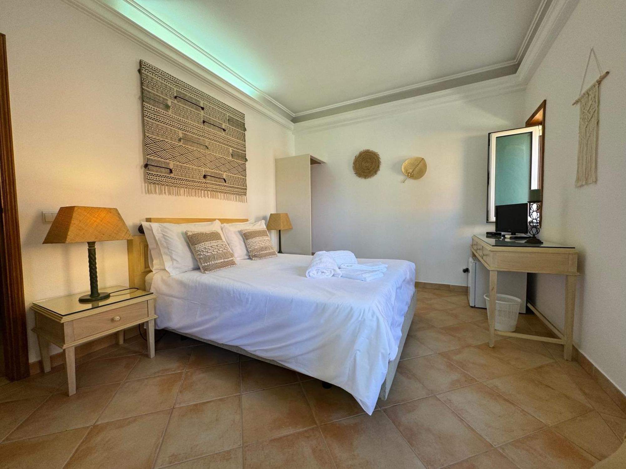 Happy Silva Guesthouse Lagos Exterior photo